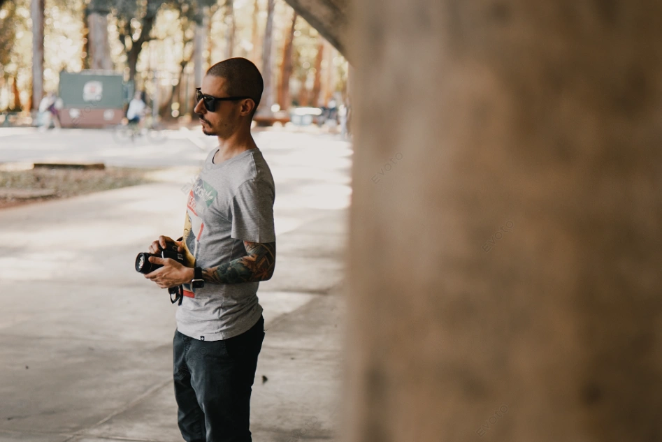 Retrato ambiental de Caio Monticelle em área externa