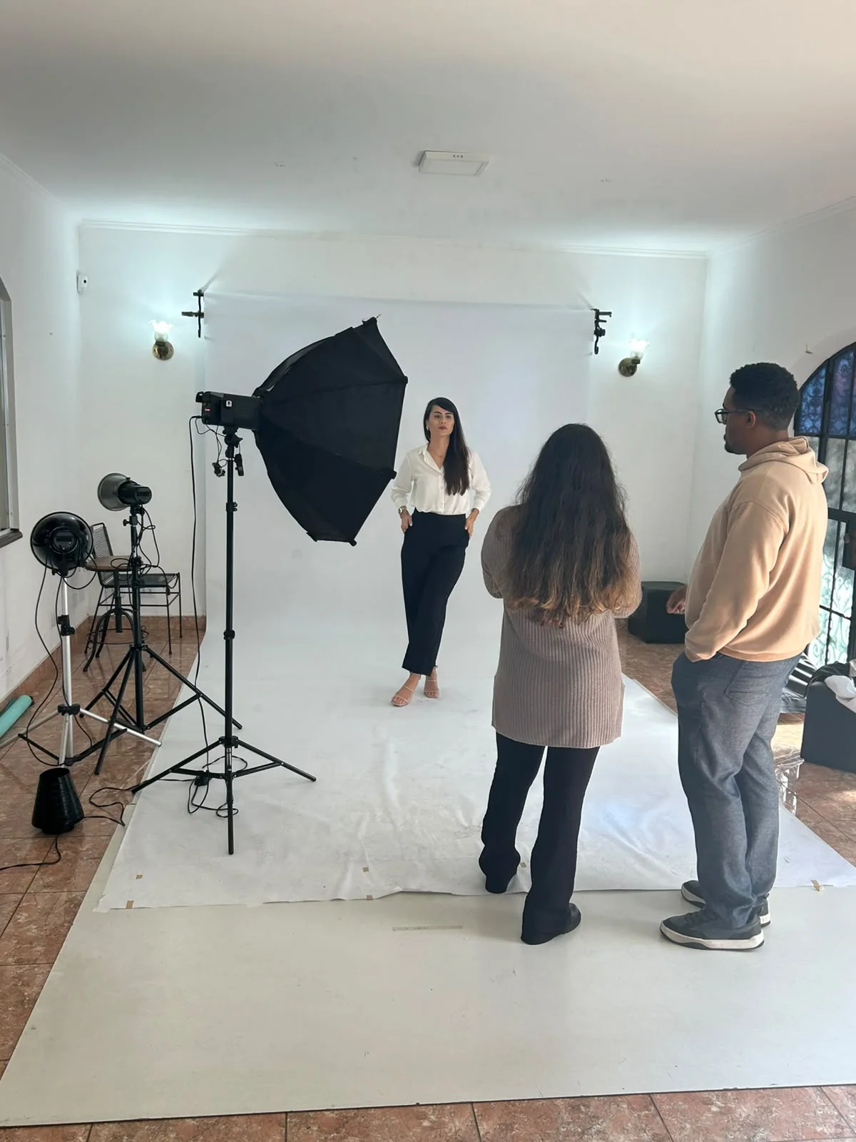 Preparação de modelo durante ensaio em estúdio