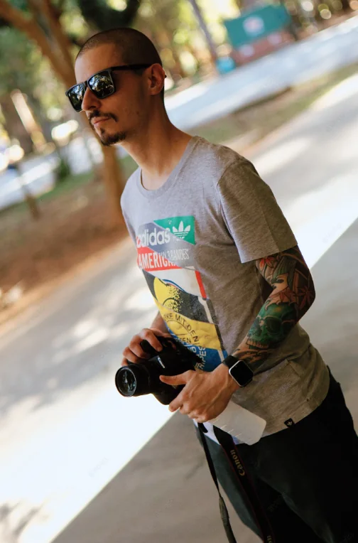 Retrato masculino com câmera