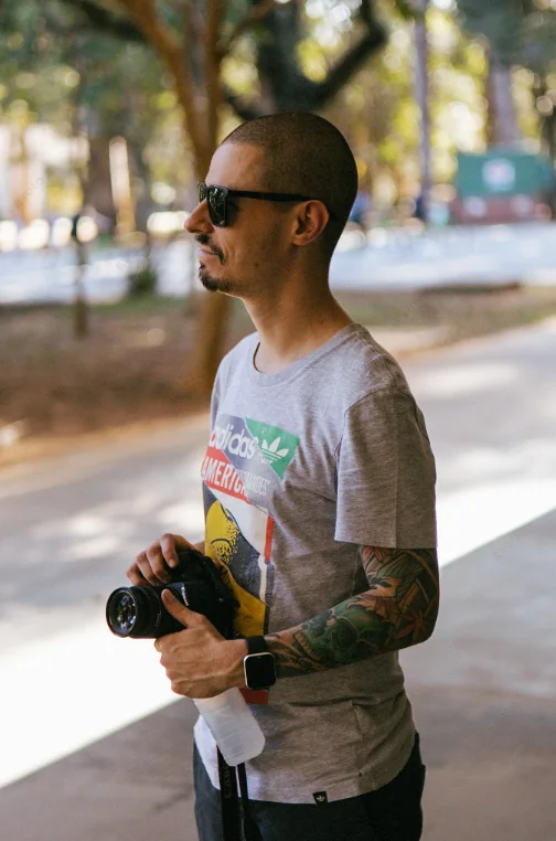 Retrato masculino segurando câmera