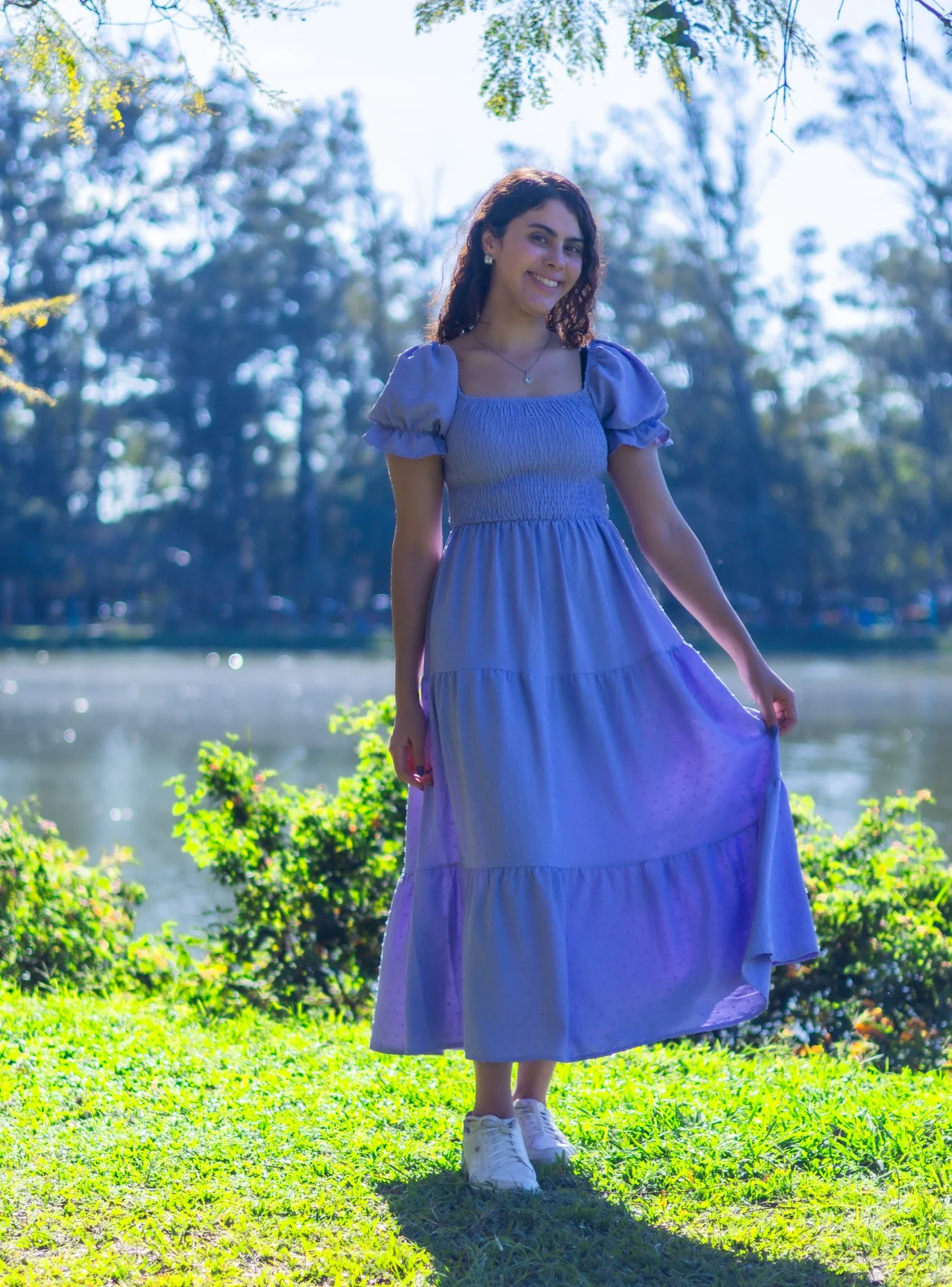 Ensaio feminino com vestido lilás em parque