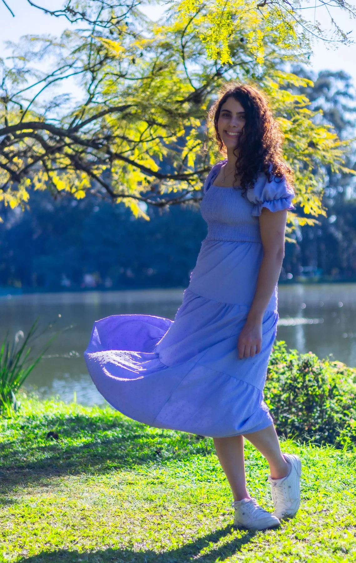 Retrato feminino em movimento ao ar livre